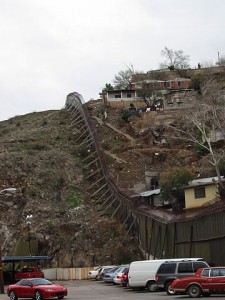 360px-US-Mexico-Nogales-Border